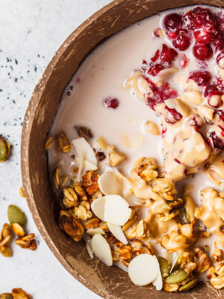 Selbstgemachte Tahini-Granola (High Protein) mit Banane & Nüssen