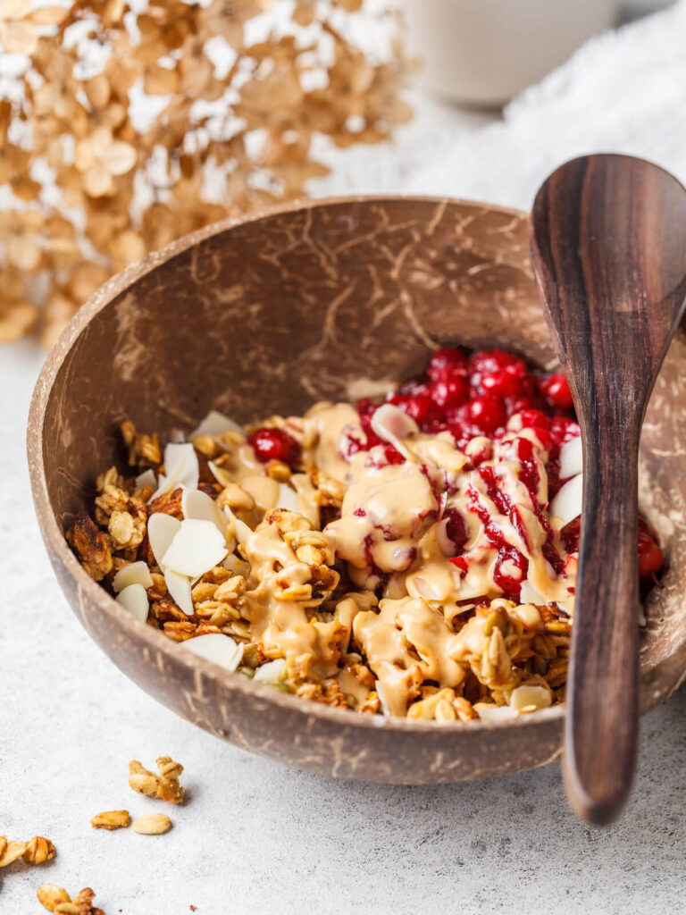 Selbstgemachte Tahini-Granola (High Protein) mit Banane & Nüssen