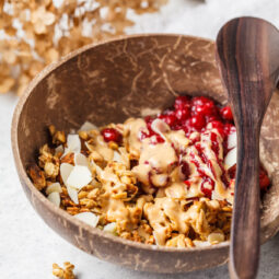 Selbstgemachte Tahini-Granola (High Protein) mit Banane & Nüssen