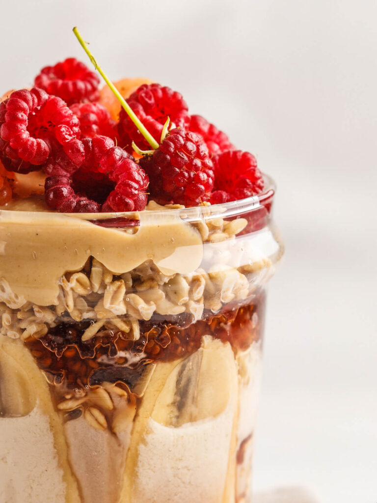 Übernacht-Haferflocken mit Banane, Tahini & Himbeeren (Overnight Oats)