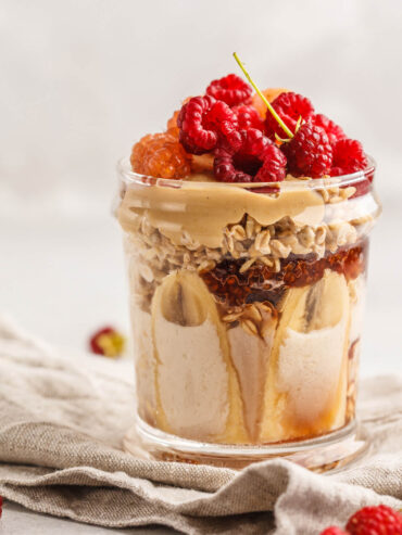 Übernacht-Haferflocken mit Banane, Tahini & Himbeeren (Overnight Oats)
