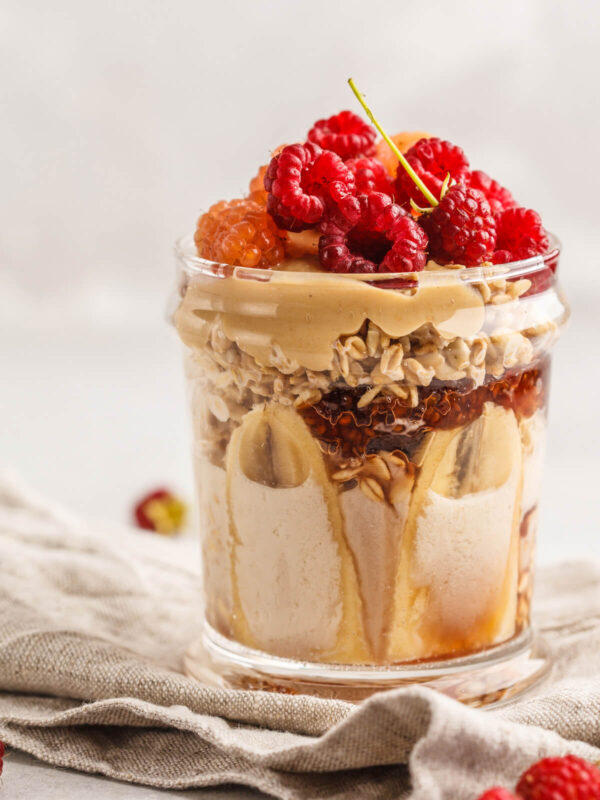 Übernacht-Haferflocken mit Banane, Tahini & Himbeeren (Overnight Oats)