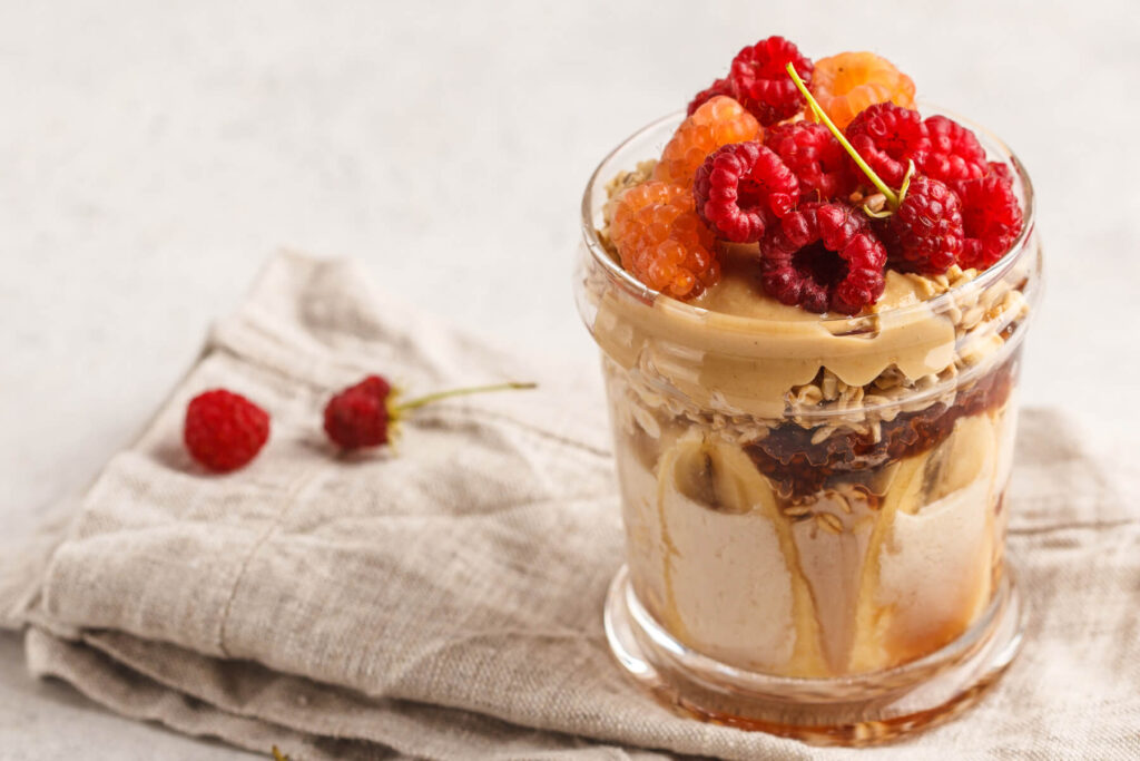 Übernacht-Haferflocken mit Banane, Tahini & Himbeeren (Overnight Oats)