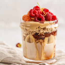 Übernacht-Haferflocken mit Banane, Tahini & Himbeeren (Overnight Oats)