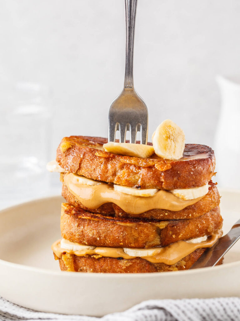Vegane Arme Ritter (French Toast) mit Erdnussbutter & Banane