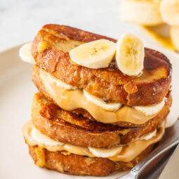 Vegane Arme Ritter (French Toast) mit Erdnussbutter & Banane