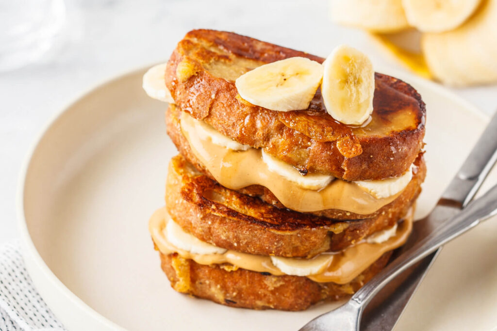 Vegane Arme Ritter (French Toast) mit Erdnussbutter & Banane