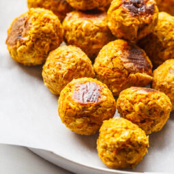 Gebratene vegane Bohnenbällchen