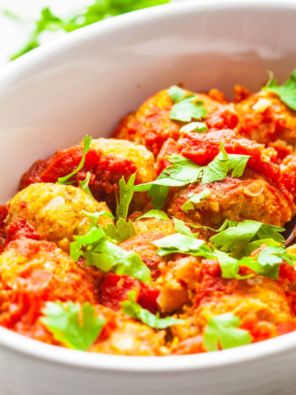 Vegane Bohnenbällchen in Tomatensauce aus dem Ofen