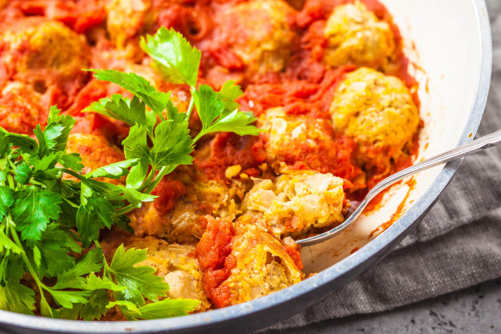 Vegane Bohnenbällchen in Tomatensauce aus der Pfanne