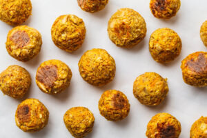 Gebratene vegane Bohnenbällchen