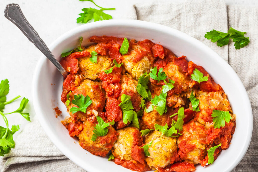 Vegane Bohnenbällchen in Tomatensauce aus dem Ofen