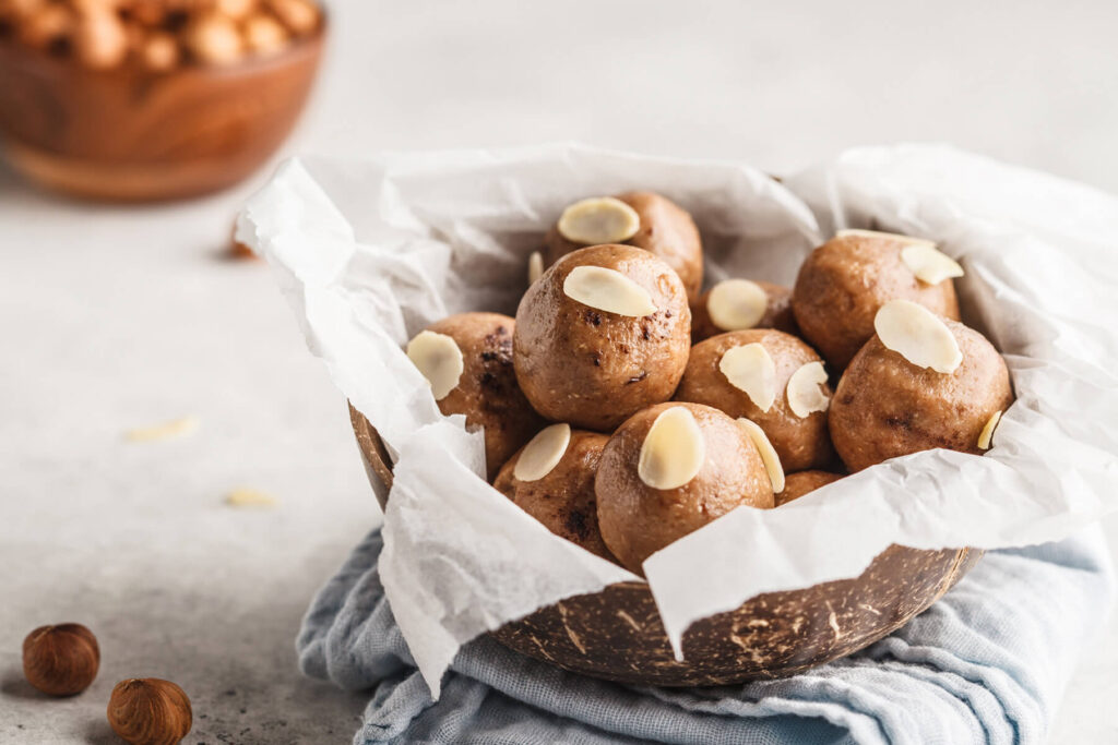 Vegane Erdnuss-Schoko-Kugeln ohne Backen: Das Energy Ball Rezept