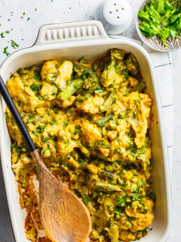 Vegane Gemüseauflauf mit Cashew-Sauce (aus Tiefkühlgemüse)