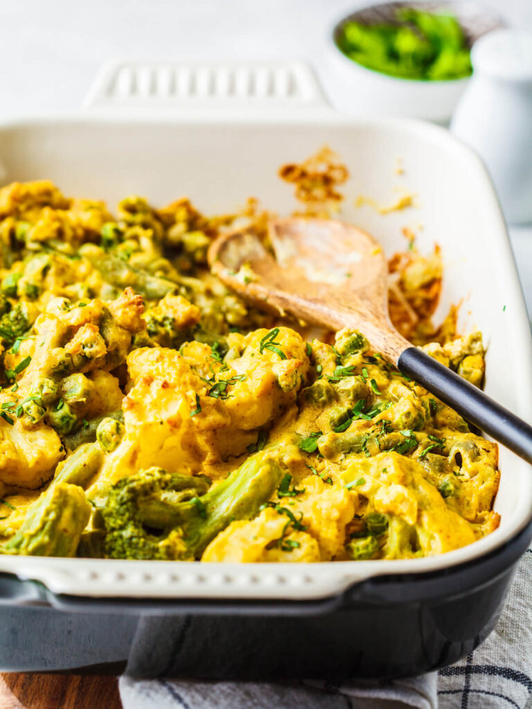 Vegane Gemüseauflauf mit Cashew-Sauce (aus Tiefkühlgemüse)