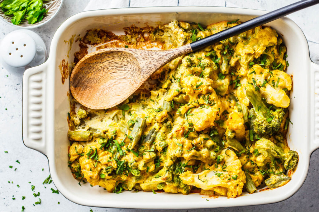 Vegane Gemüseauflauf mit Cashew-Sauce (aus Tiefkühlgemüse)