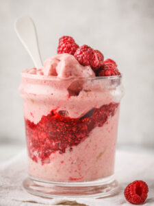 Vegane Himbeer Nice Cream mit Chia-Marmelade