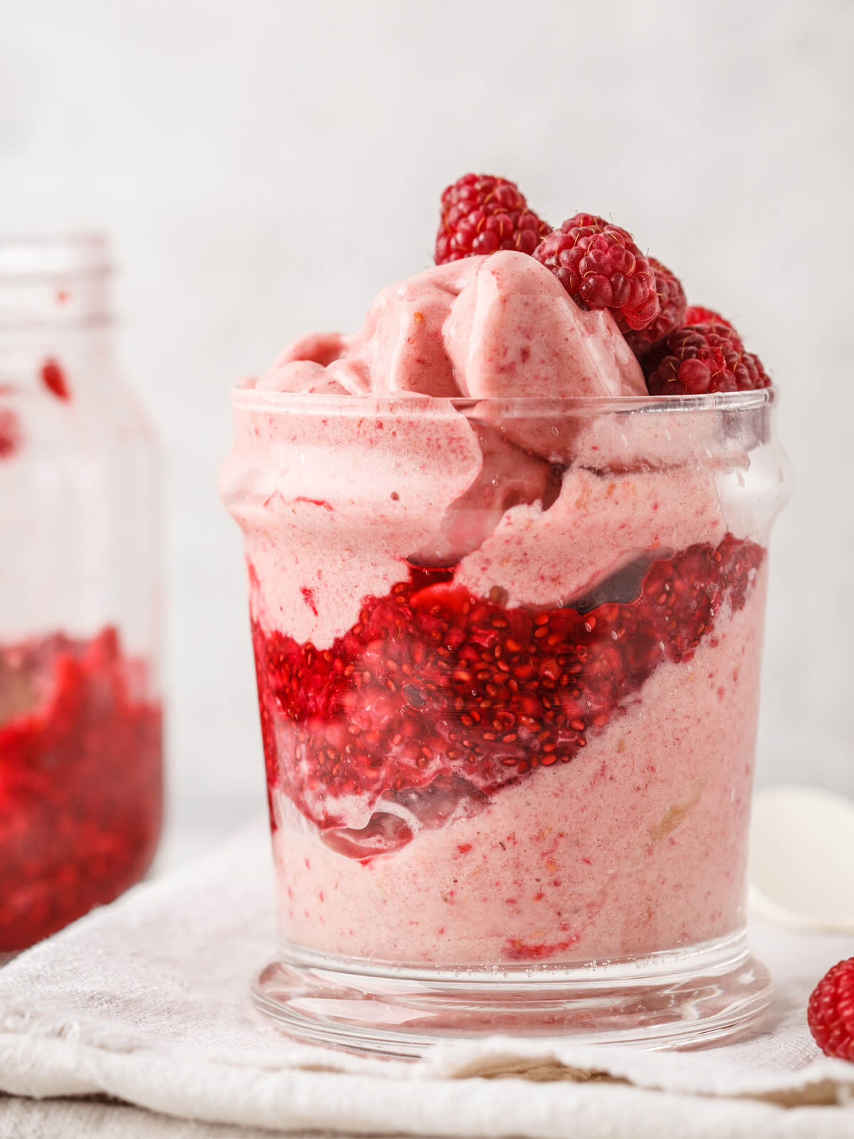 Vegane Himbeer Nice Cream mit Chia-Marmelade