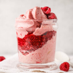 Vegane Himbeer Nice Cream mit Chia-Marmelade