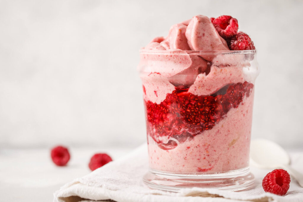 Vegane Himbeer Nice Cream mit Chia-Marmelade