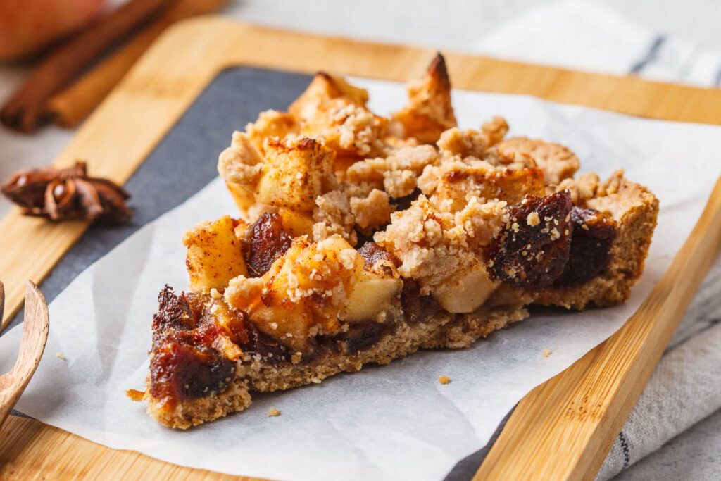 Veganer Apfelkuchen mit Datteln und Zimt