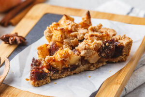 Veganer Apfelkuchen mit Datteln und Zimt