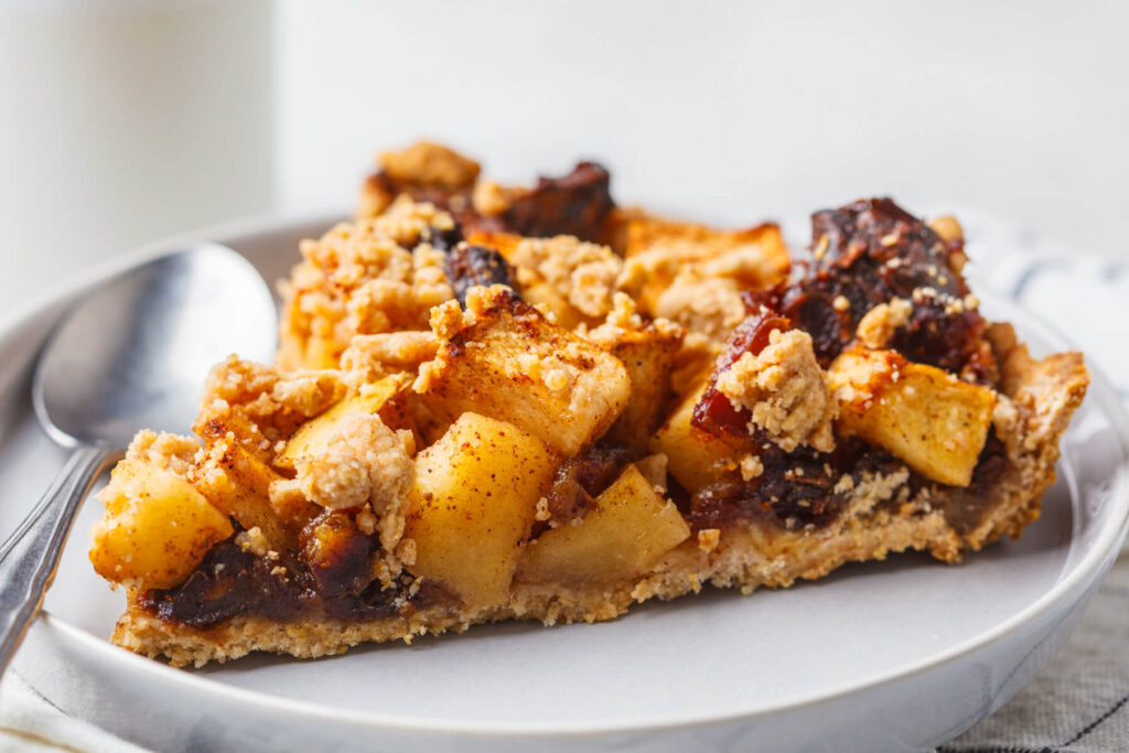 Veganer Apfelkuchen mit Datteln und Zimt