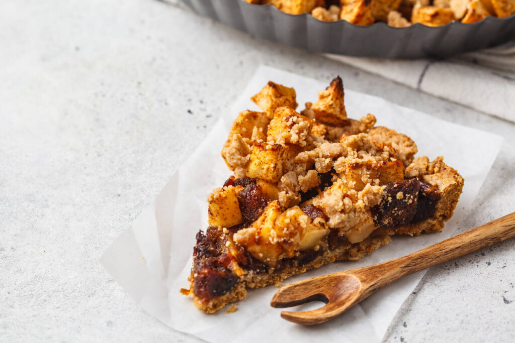 Veganer Apfelkuchen mit Datteln und Zimt
