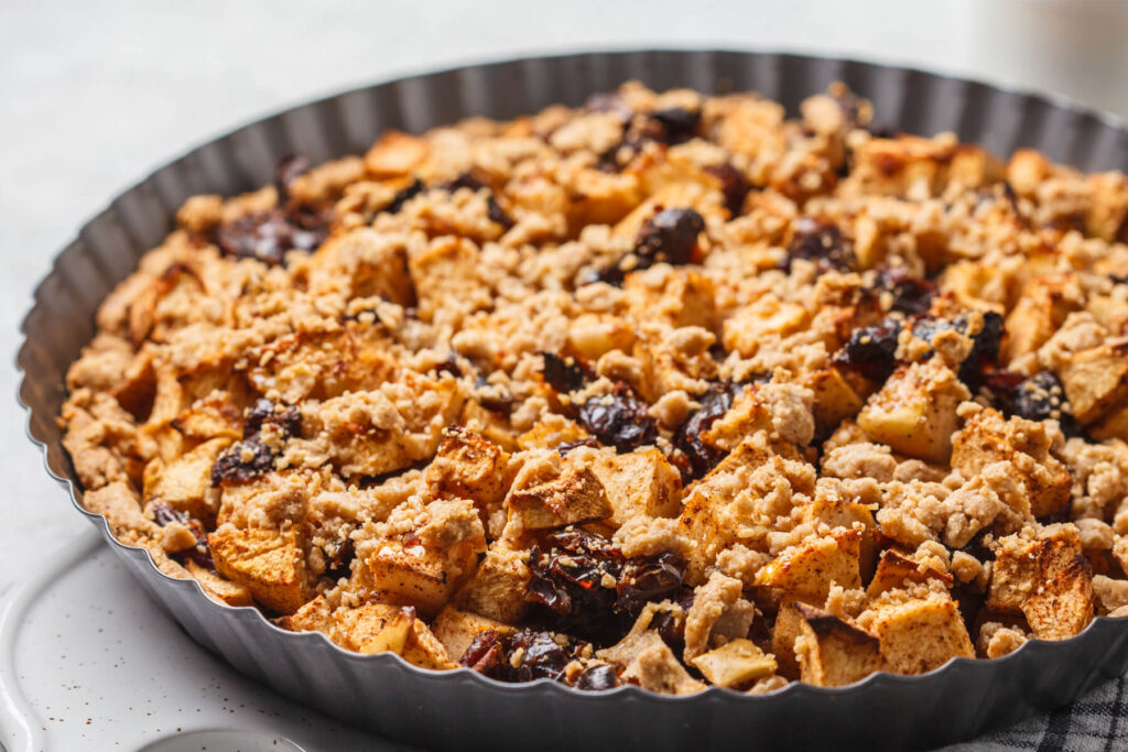 Veganer Apfelkuchen mit Datteln und Zimt