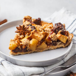 Veganer Apfelkuchen mit Datteln und Zimt