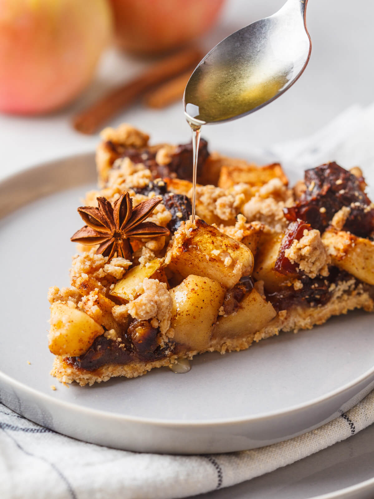 Veganer Apfelkuchen mit Datteln und Zimt