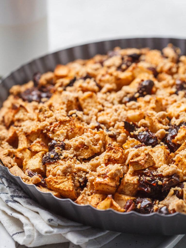 Veganer Apfelkuchen mit Datteln und Zimt