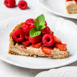 Veganer Beerentart mit Kokoscreme