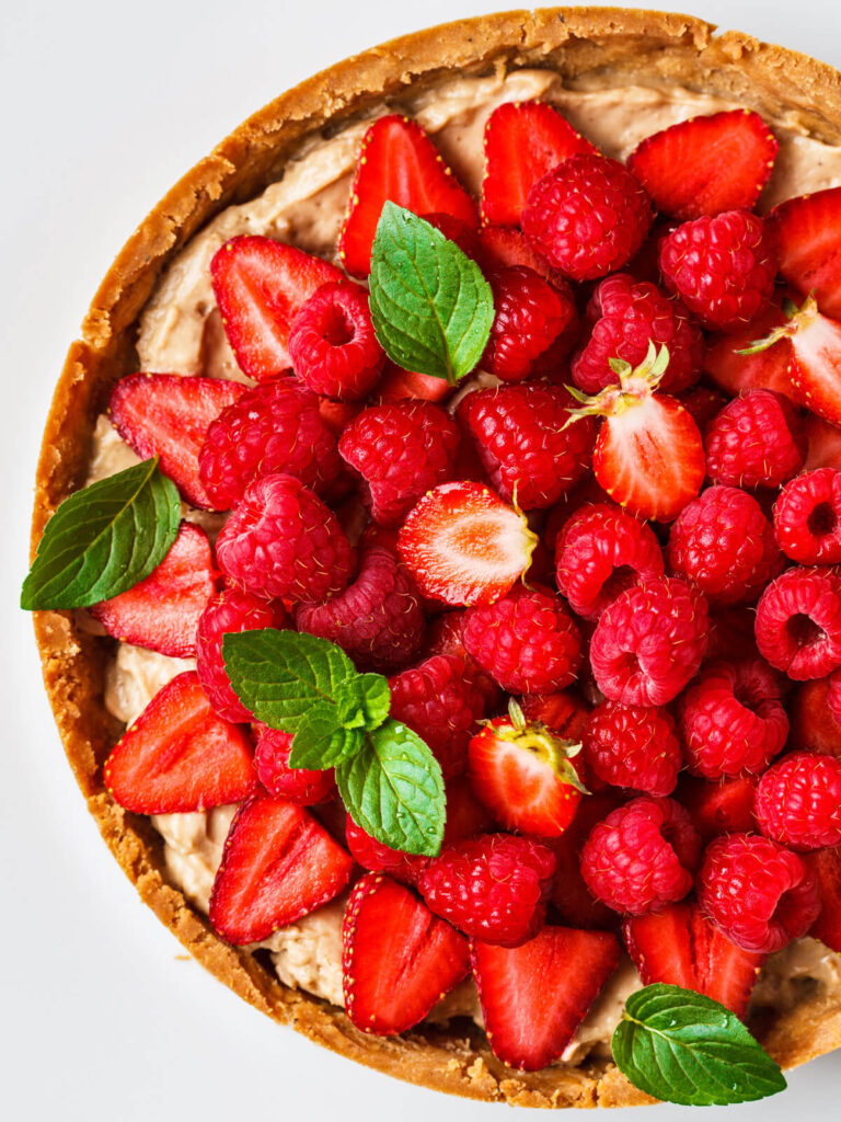 Veganer Beerentart mit Kokoscreme