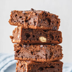 Veganer Schoko-Brownie-Kuchen mit Nüssen & Schokostückchen