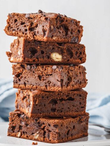 Veganer Schoko-Brownie-Kuchen mit Nüssen & Schokostückchen