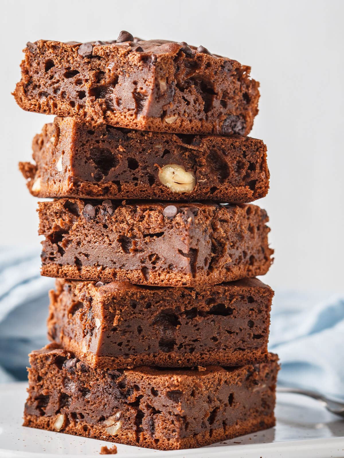 Veganer Schoko-Brownie-Kuchen mit Nüssen & Schokostückchen