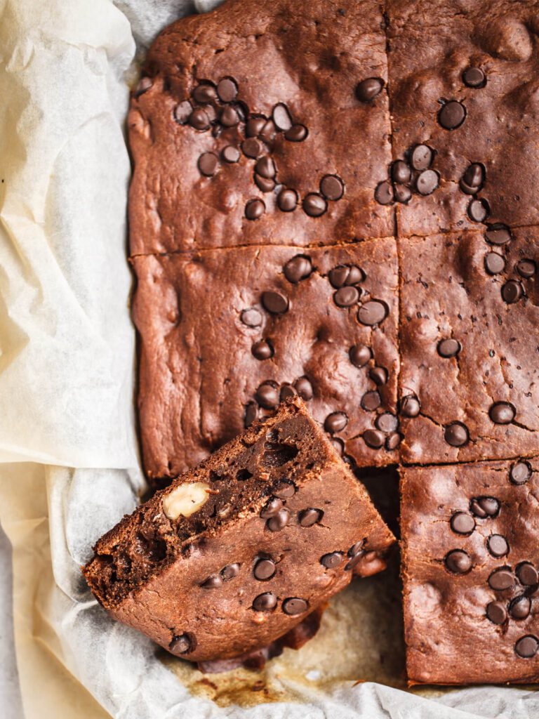 Veganer Schoko-Brownie-Kuchen mit Nüssen & Schokostückchen