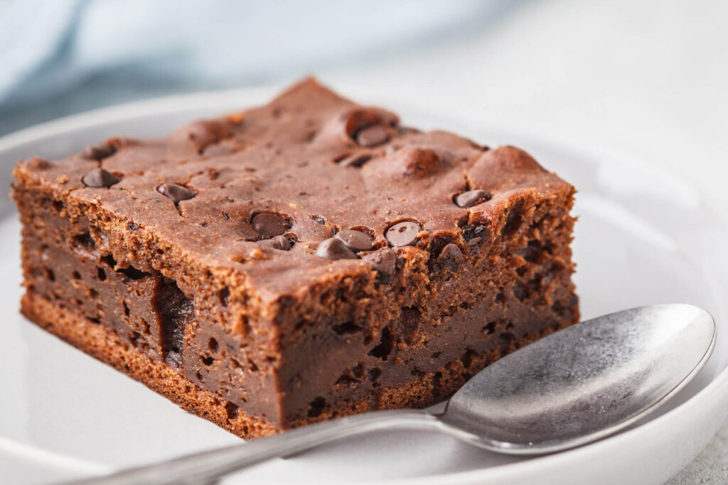 Veganer Schoko-Brownie-Kuchen mit Nüssen & Schokostückchen