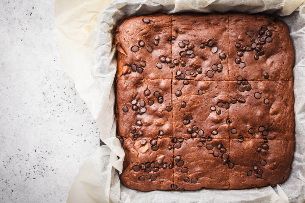 Veganer Schoko-Brownie-Kuchen mit Nüssen & Schokostückchen