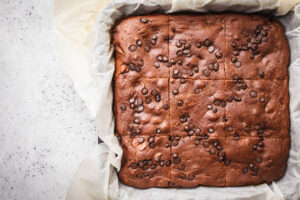 Veganer Schoko-Brownie-Kuchen mit Nüssen & Schokostückchen