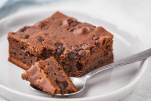 Veganer Schoko-Brownie-Kuchen mit Nüssen & Schokostückchen