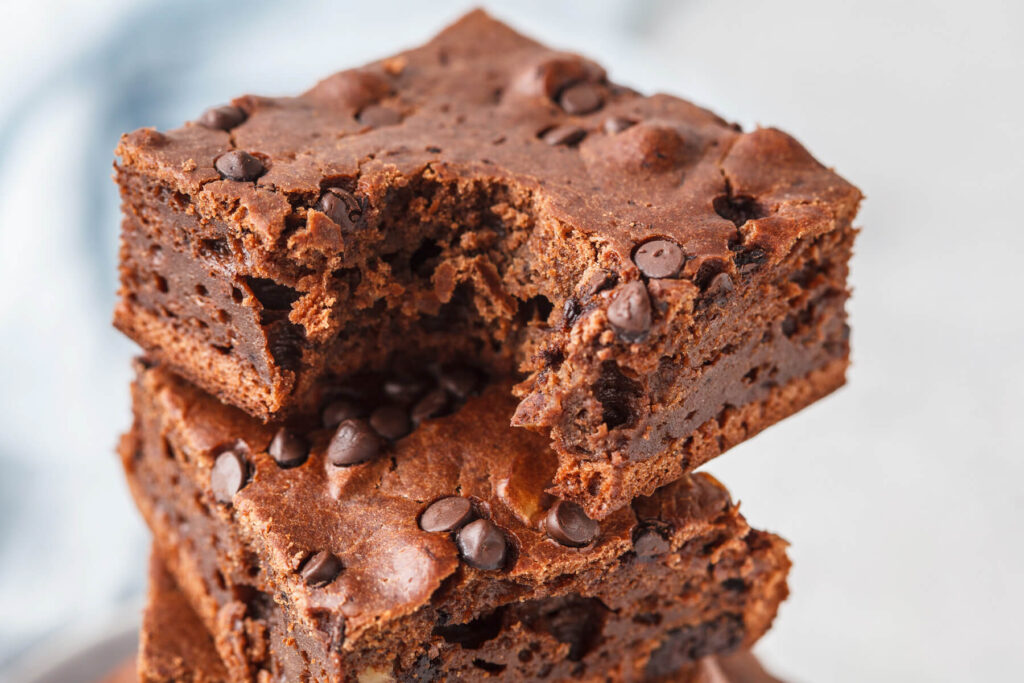 Veganer Schoko-Brownie-Kuchen mit Nüssen & Schokostückchen