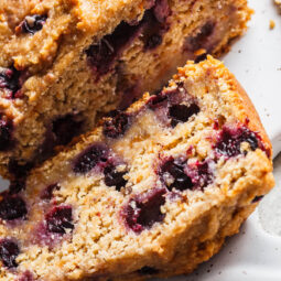 Veganer Süßkartoffel-Kuchen mit schwarzen Johannisbeeren
