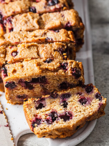 Veganer Süßkartoffel-Kuchen mit schwarzen Johannisbeeren