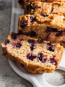 Veganer Süßkartoffel-Kuchen mit schwarzen Johannisbeeren