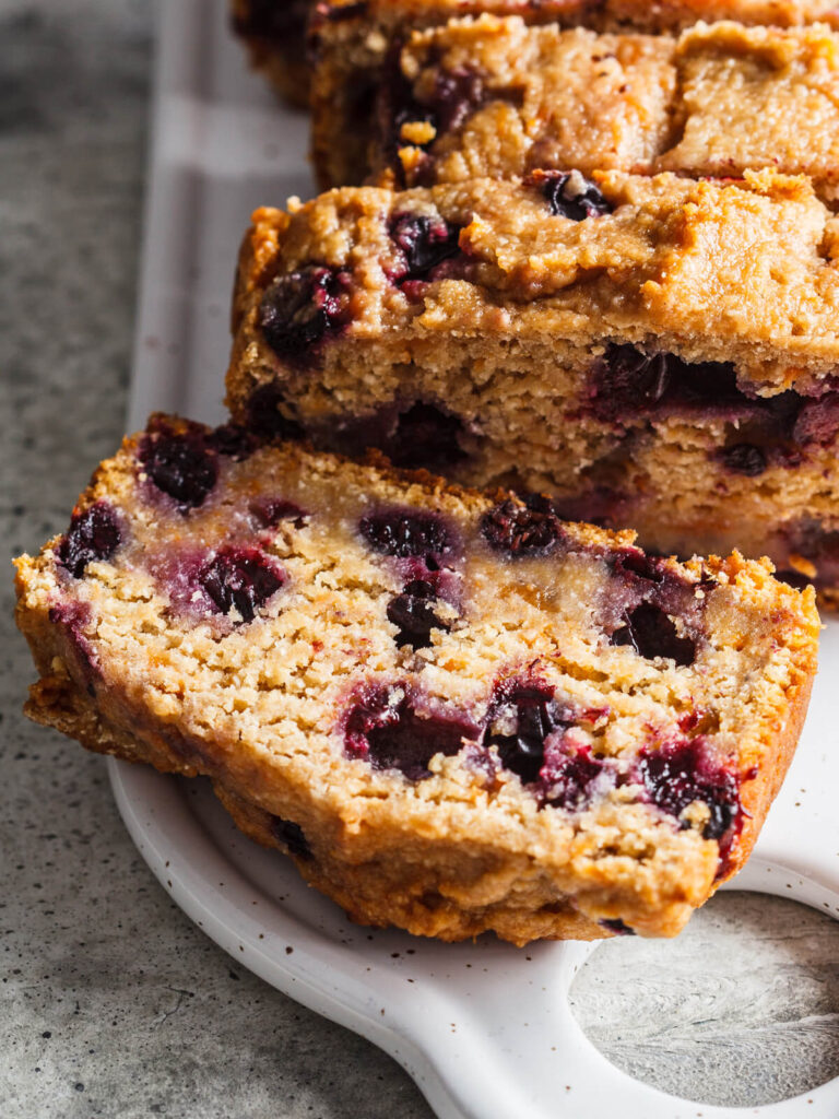 Veganer Süßkartoffel-Kuchen mit schwarzen Johannisbeeren