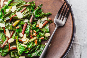 Warmer Salat aus Rote-Bete-Blättern