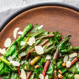 Warmer Salat aus Rote-Bete-Blättern