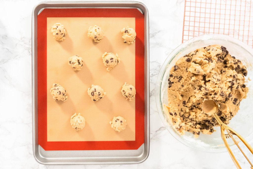 Weiche Plätzchen mit Schokostückchen (American Chocolate Chip Cookies)